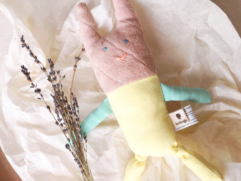 Peluche montréal, Latibulle, fait main, local, toutou, doudou, Alain le lapin qui va bien - jaune et bleu